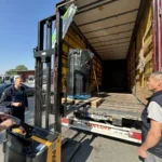 Le refroidisseur d'eau chargé sur un camion pour la Bulgarie