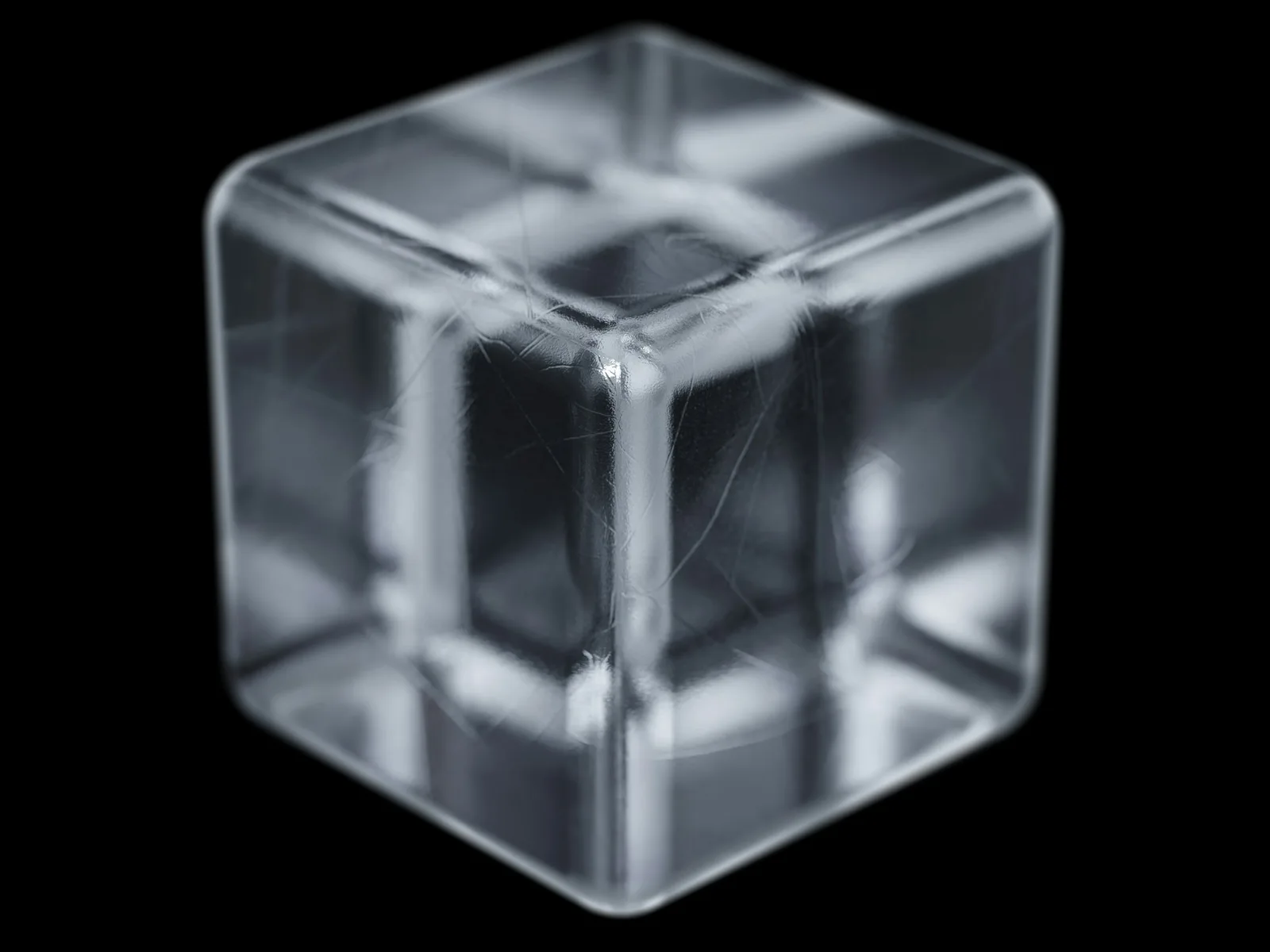 Glaçon totalement transparent sur fond sombre