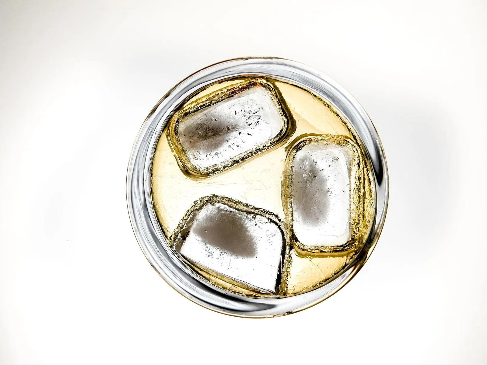 Glaçons gourmet clairs et arrondis dans un verre