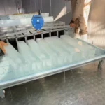 Blocs de glace sortis des moules de l'unité mobile