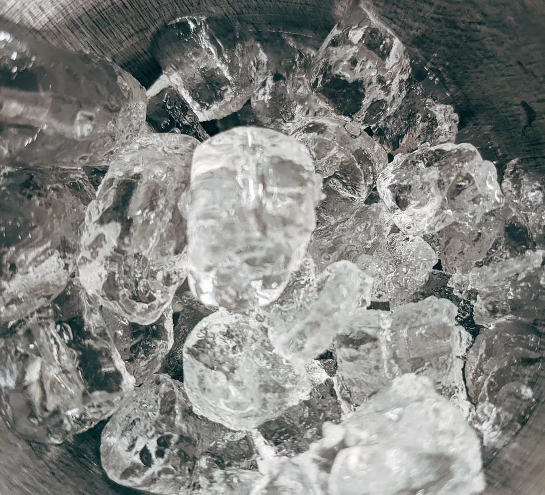 Morceaux de glace claire dans un bol en inox