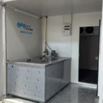 Intérieur de l'unité mobile EFE Ice Systems : bac à glace et porte de la chambre froide