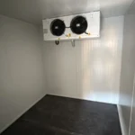 Intérieur de la chambre froide mobile avec évaporateur